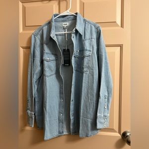 NWT Wrangler Heritage Denim Snap Shirt women’s size large. Sold out style